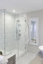 Duş fotoşəkili olan ağ vanna otağı