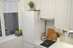 Дызайн маленькай кухні з акном і халадзільнікам фота