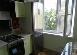 Дызайн маленькай кухні з акном і халадзільнікам фота