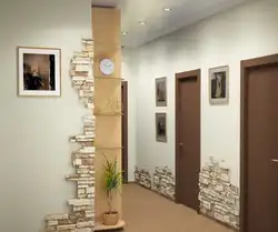 Koridorda dekorativ devor dizayni