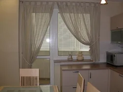 Інтэр'ер штор на кухні з двума вокнамі