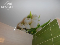 Натяжной потолок ванная фото с цветами