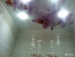Suspended ceiling bathroom photo with flowers