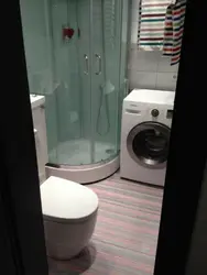 Душ және кір жуғыш машина фотосуреті бар Хрущевтегі ванна бөлмесі