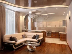 Дизайн натяжных потолков в гостиной совмещенной с кухней в доме