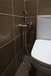 Гигиеналық душ фотосуреті бар ванна бөлмесінің интерьері