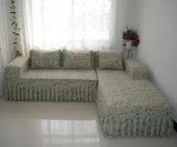 Қонақ бөлмесінің интерьеріндегі дивандағы көрпе фото
