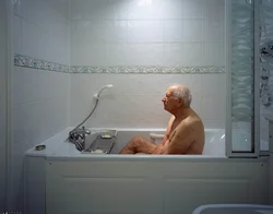 Фатаграфіі людзі ў ваннай