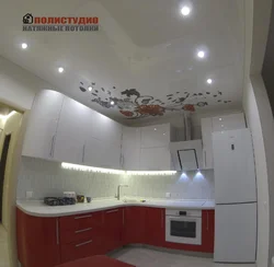 Фото натяжных потолков на маленькой кухне