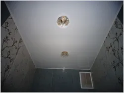 Mənzil tualetində tavanların fotoşəkili