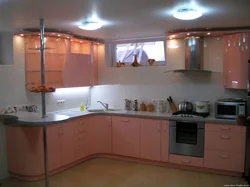 Дызайн кухні ў персікавым колеры