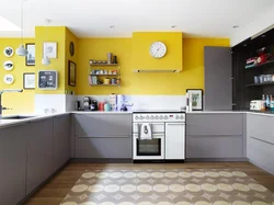 Серо желтый интерьер кухни