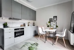 Кухня с белым гарнитуром и серыми обоями фото