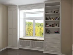 Шкафы у окна в интерьере гостиной