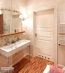 Дизайн ванны с белой дверью
