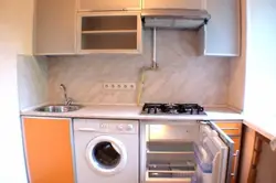 Дызайн кухні ў хрушчоўцы з газавай калонкай і халадзільнікам пральнай