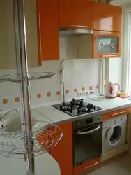 Дызайн кухні ў хрушчоўцы з газавай калонкай і халадзільнікам пральнай