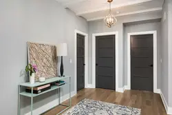 Темно коричневые двери в интерьере квартиры