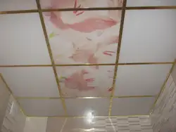 Mətbəx fotoşəkilində PVC panellərdən hazırlanmış tavan