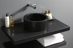 Черная раковина в интерьере ванны