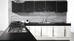 Чорныя шпалеры на кухні дызайн фота