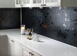 Чорныя шпалеры на кухні дызайн фота