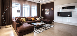 Light brown wallpaper in the living room interior