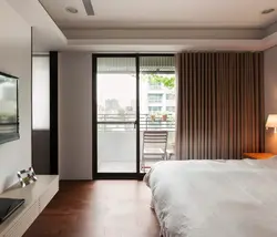 Дызайн спальні з дзвярыма на балкон