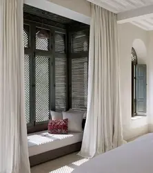 Дизайн спальни с дверью на балкон