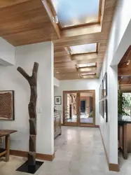 Деревянный потолок в интерьере квартиры