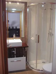 Kvartiralarda kichik vannalar uchun dush kabinalari fotosurati