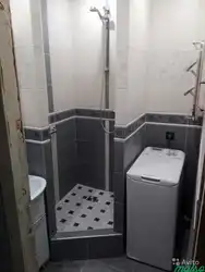 Kvartiralarda kichik vannalar uchun dush kabinalari fotosurati