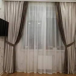 Оформление окна в гостиной только тюлем фото