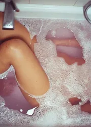 Фото женских ножек в ванной
