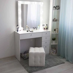 Столики для макияжа с зеркалом в спальню фото