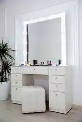Жатын бөлмесінің фотосуретіне арналған айнасы бар макияж үстелдері