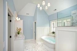 Дизайн ванной комнаты с высокими потолками