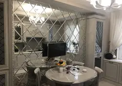 Зеркальное панно в интерьере гостиной