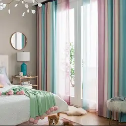 Мятные шторы в интерьере спальни