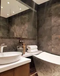 Інтэр'ер ванны з дрэвам і каменем