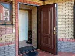 Фото входной двери в квартиру снаружи