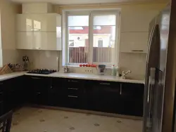 Угловая кухня с 2 окнами фото
