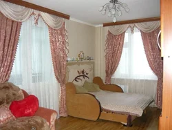 Xruşşovdakı müxtəlif divarlardakı yataq otağında iki pəncərə