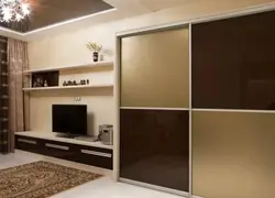 Televizor və şkaflı qonaq otağının interyeri