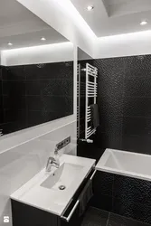 Дизайн белой ванной комнаты с одной черной стеной