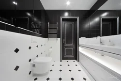 Бір қара қабырғасы бар ақ ванна бөлмесінің дизайны