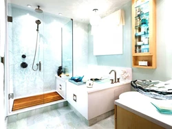 Bathroom design with bathtub on the right
