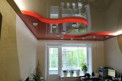 Mətbəxdə asma tavan dizaynı iki səviyyəli fotoşəkil
