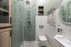 Хрущев дизайнындағы фотосуреттегі плиткалардан жасалған душымен ванна бөлмесі