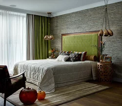 Зеленый цвет штор в интерьере спальни